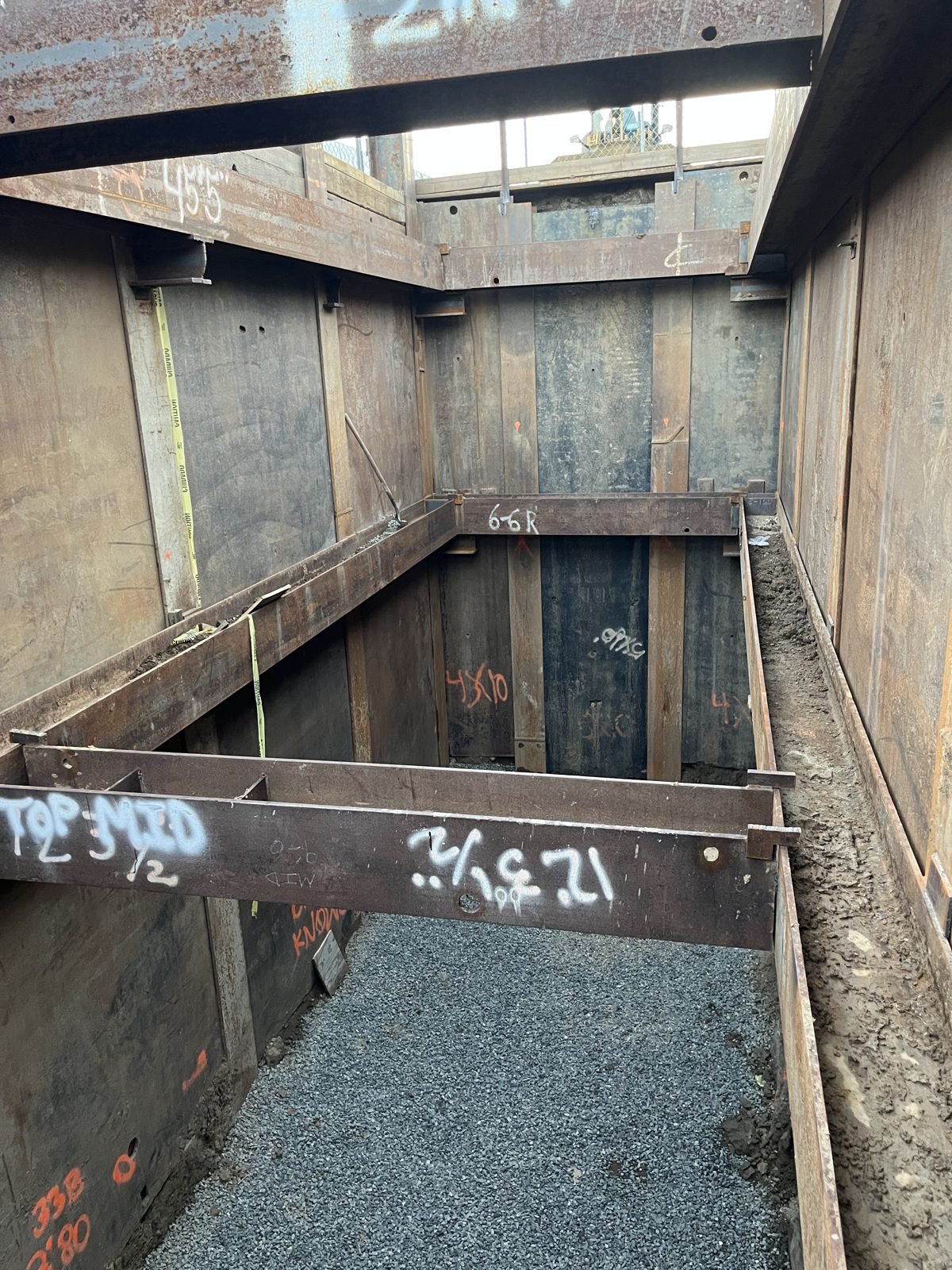 Braced steel jacking pit with walers